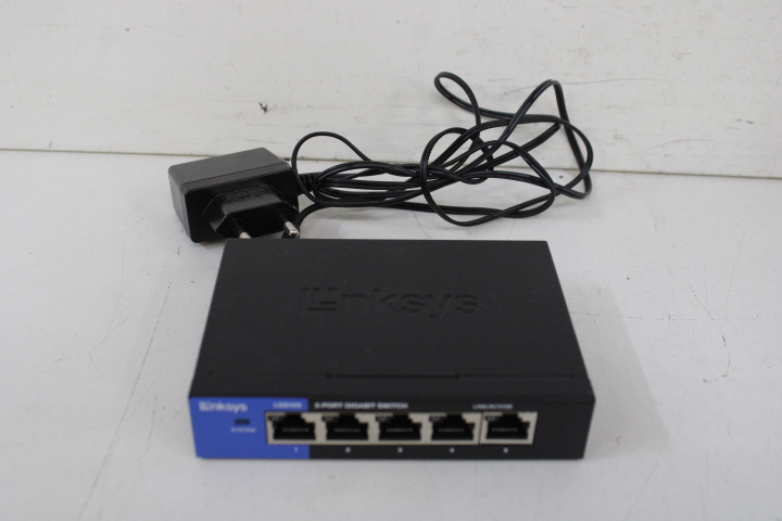 Racestuur pedalen, controller en netwerk switch – foto 5 – kavel bij GSD Auctions, Zoeterwoude