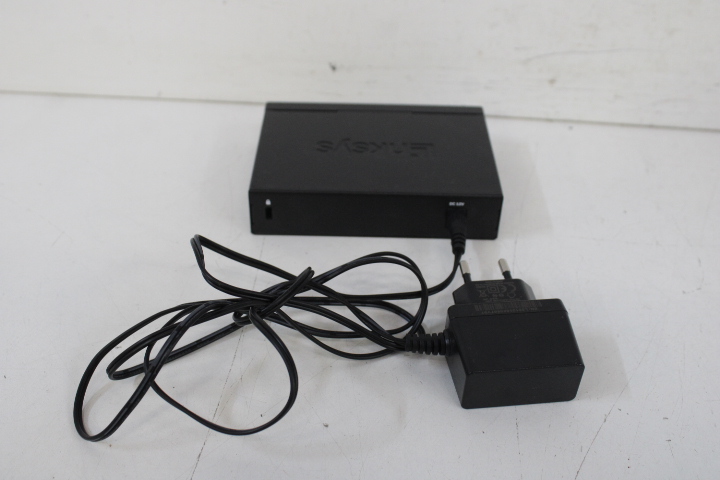 Racestuur pedalen, controller en netwerk switch – foto 7 – kavel bij GSD Auctions, Zoeterwoude