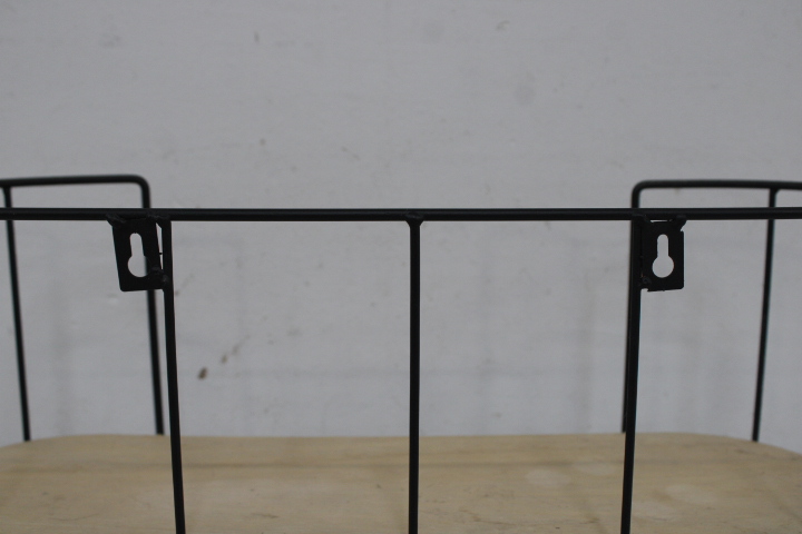 Wandrek met metalen frame en houten planken – foto 10 – kavel bij GSD Auctions, Zoeterwoude