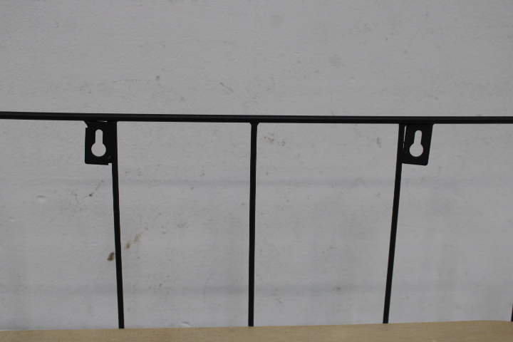 Wandrek met metalen frame en houten planken – foto 12 – kavel bij GSD Auctions, Zoeterwoude