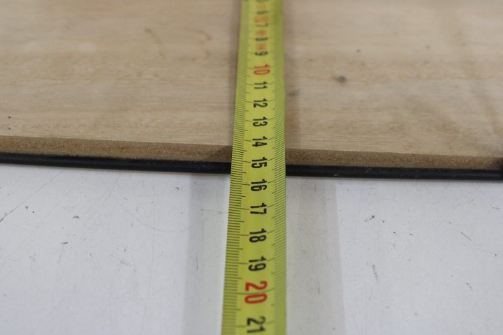 Wandrek met metalen frame en houten planken – foto 14 – kavel bij GSD Auctions, Zoeterwoude