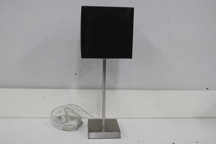 Moderne tafellamp met zwarte kap – foto 8 – kavel bij GSD Auctions, Zoeterwoude