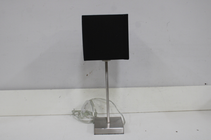Moderne tafellamp met zwarte kap – foto 9 – kavel bij GSD Auctions, Zoeterwoude