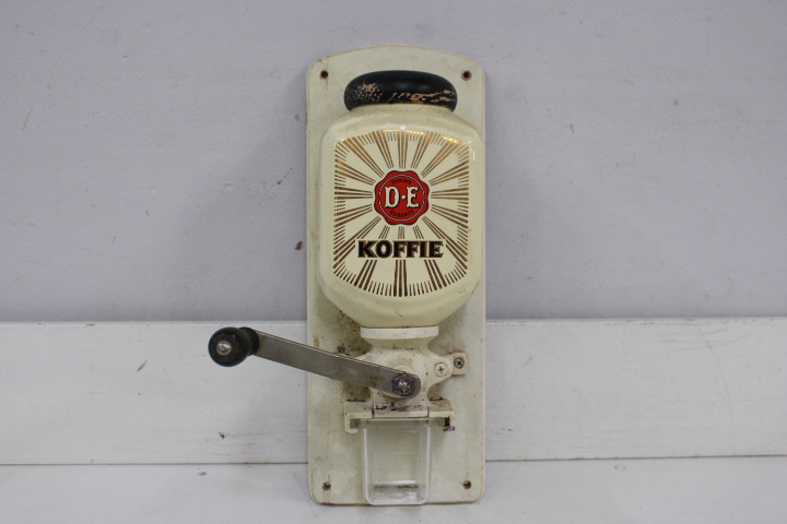 D.E. Koffie handmatige koffiemolen aan muur – foto 3 – kavel bij GSD Auctions, Zoeterwoude