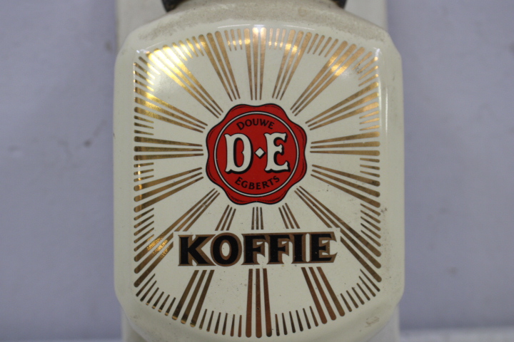 D.E. Koffie handmatige koffiemolen aan muur – foto 4 – kavel bij GSD Auctions, Zoeterwoude
