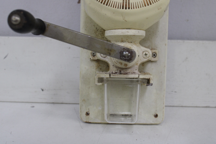 D.E. Koffie handmatige koffiemolen aan muur – foto 5 – kavel bij GSD Auctions, Zoeterwoude
