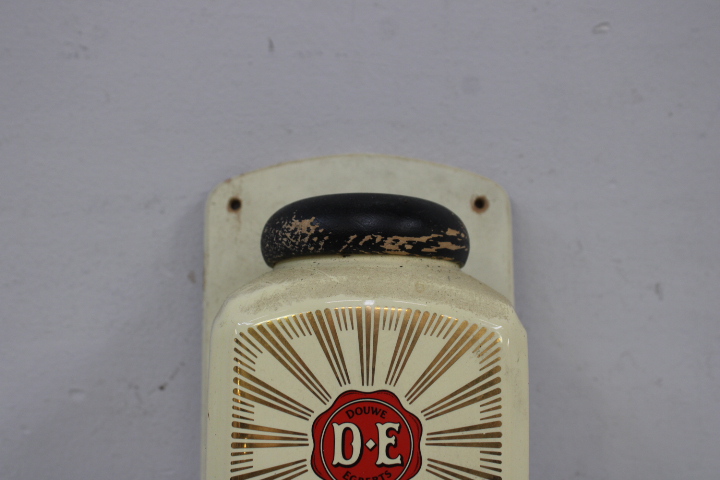 D.E. Koffie handmatige koffiemolen aan muur – foto 6 – kavel bij GSD Auctions, Zoeterwoude