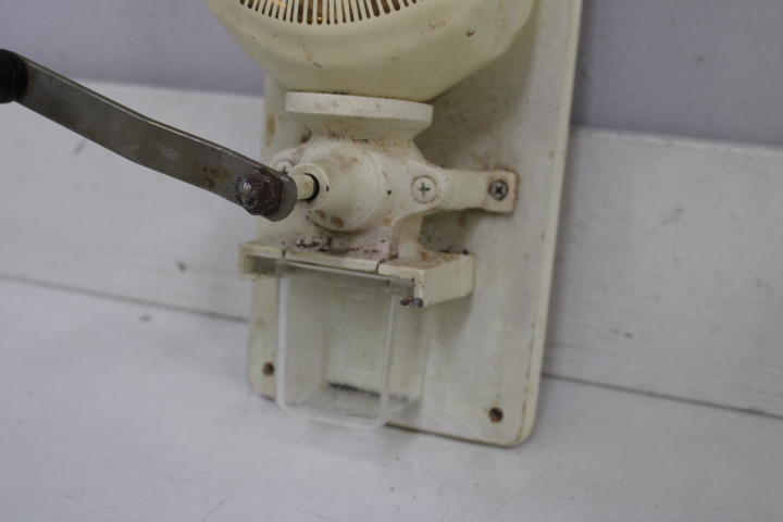 D.E. Koffie handmatige koffiemolen aan muur – foto 7 – kavel bij GSD Auctions, Zoeterwoude