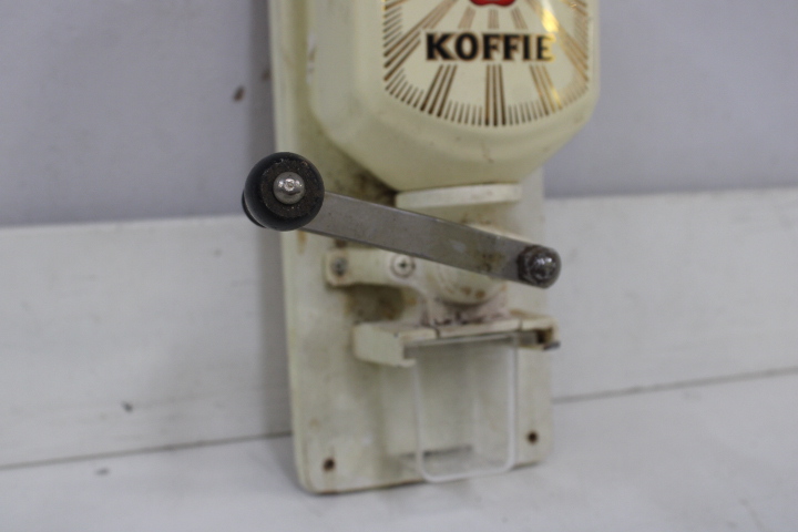 D.E. Koffie handmatige koffiemolen aan muur – foto 8 – kavel bij GSD Auctions, Zoeterwoude