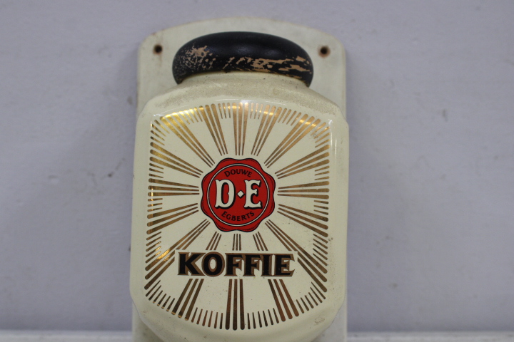 D.E. Koffie handmatige koffiemolen aan muur – foto 9 – kavel bij GSD Auctions, Zoeterwoude