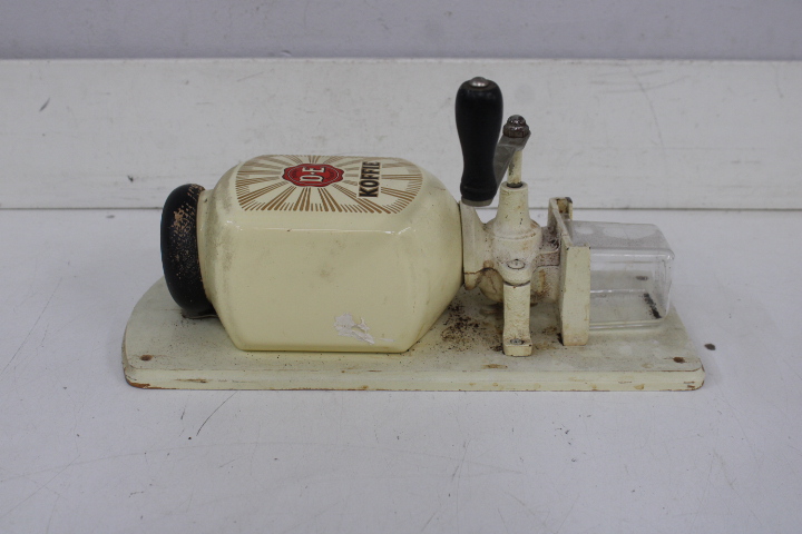 D.E. Koffie handmatige koffiemolen aan muur – foto 13 – kavel bij GSD Auctions, Zoeterwoude