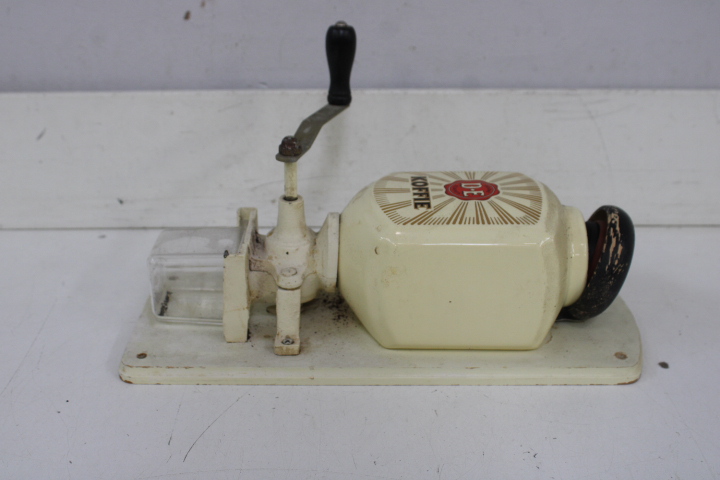 D.E. Koffie handmatige koffiemolen aan muur – foto 14 – kavel bij GSD Auctions, Zoeterwoude