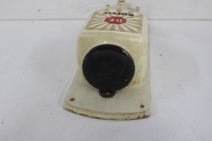 D.E. Koffie handmatige koffiemolen aan muur – foto 15 – kavel bij GSD Auctions, Zoeterwoude