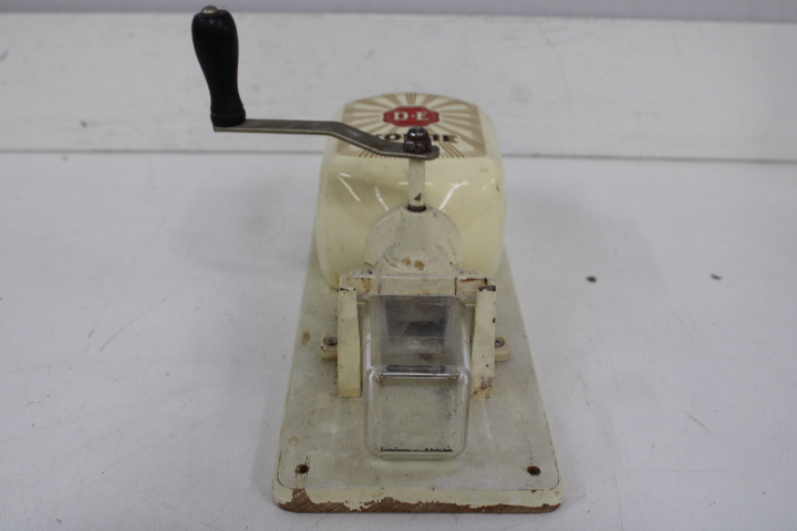 D.E. Koffie handmatige koffiemolen aan muur – foto 16 – kavel bij GSD Auctions, Zoeterwoude