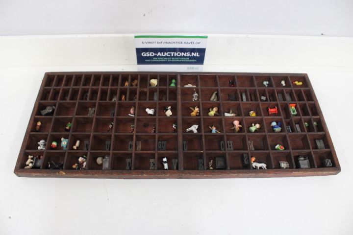 Houten letterkast met kleine vakjes – foto 2 – kavel bij GSD Auctions, Zoeterwoude