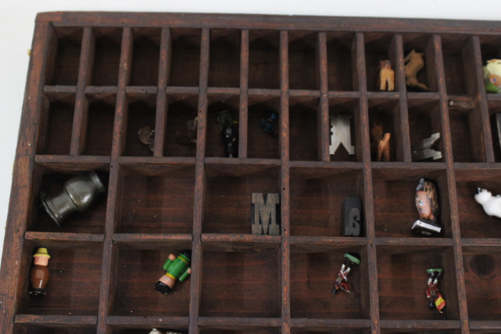 Houten letterkast met kleine vakjes – foto 4 – kavel bij GSD Auctions, Zoeterwoude