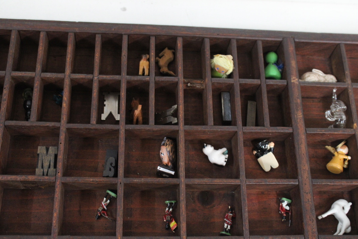 Houten letterkast met kleine vakjes – foto 5 – kavel bij GSD Auctions, Zoeterwoude