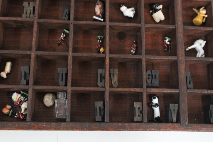 Houten letterkast met kleine vakjes – foto 6 – kavel bij GSD Auctions, Zoeterwoude