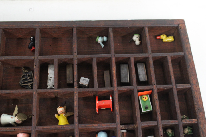 Houten letterkast met kleine vakjes – foto 10 – kavel bij GSD Auctions, Zoeterwoude