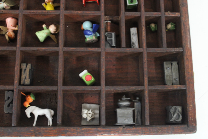 Houten letterkast met kleine vakjes – foto 11 – kavel bij GSD Auctions, Zoeterwoude