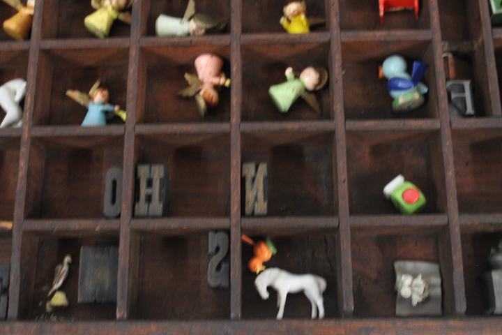 Houten letterkast met kleine vakjes – foto 12 – kavel bij GSD Auctions, Zoeterwoude