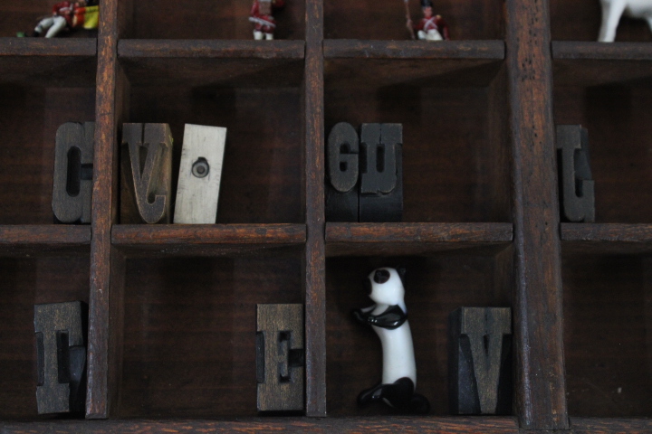 Houten letterkast met kleine vakjes – foto 18 – kavel bij GSD Auctions, Zoeterwoude