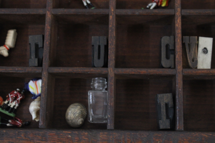 Houten letterkast met kleine vakjes – foto 19 – kavel bij GSD Auctions, Zoeterwoude