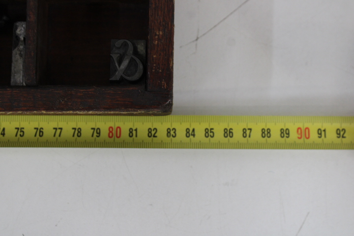 Houten letterkast met kleine vakjes – foto 21 – kavel bij GSD Auctions, Zoeterwoude