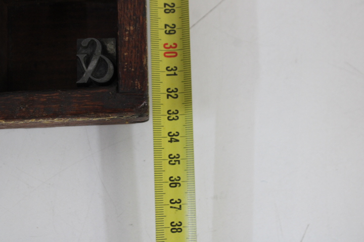 Houten letterkast met kleine vakjes – foto 22 – kavel bij GSD Auctions, Zoeterwoude