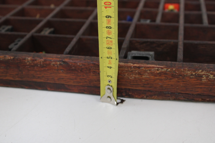 Houten letterkast met kleine vakjes – foto 23 – kavel bij GSD Auctions, Zoeterwoude