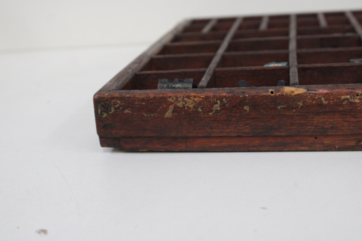 Houten letterkast met kleine vakjes – foto 25 – kavel bij GSD Auctions, Zoeterwoude