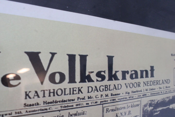 Ingelijste De Volkskrant krantenpagina – foto 2 – kavel bij GSD Auctions, Zoeterwoude