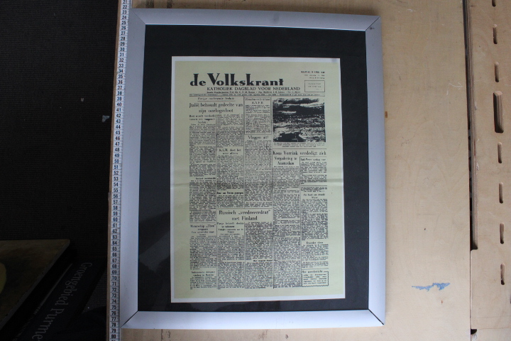 Ingelijste De Volkskrant krantenpagina – foto 4 – kavel bij GSD Auctions, Zoeterwoude