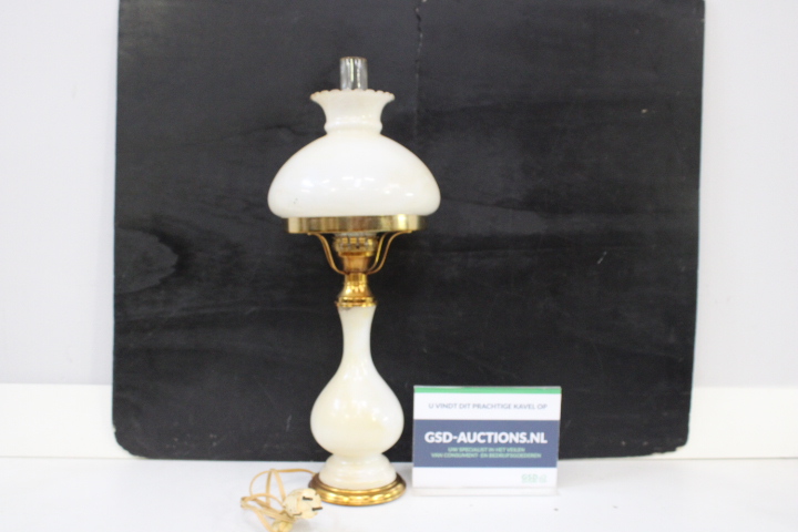 Antieke olielamp met melkglas en messing – kavel bij GSD Auctions, Zoeterwoude