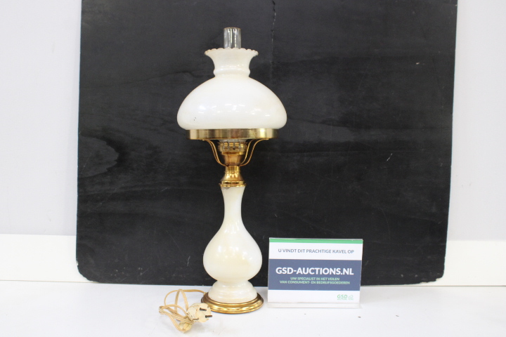 Antieke olielamp met melkglas en messing – foto 2 – kavel bij GSD Auctions, Zoeterwoude