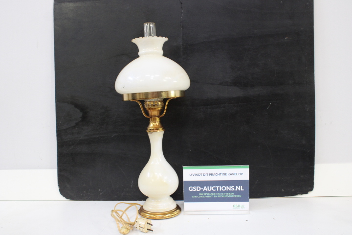 Antieke olielamp met melkglas en messing – foto 3 – kavel bij GSD Auctions, Zoeterwoude