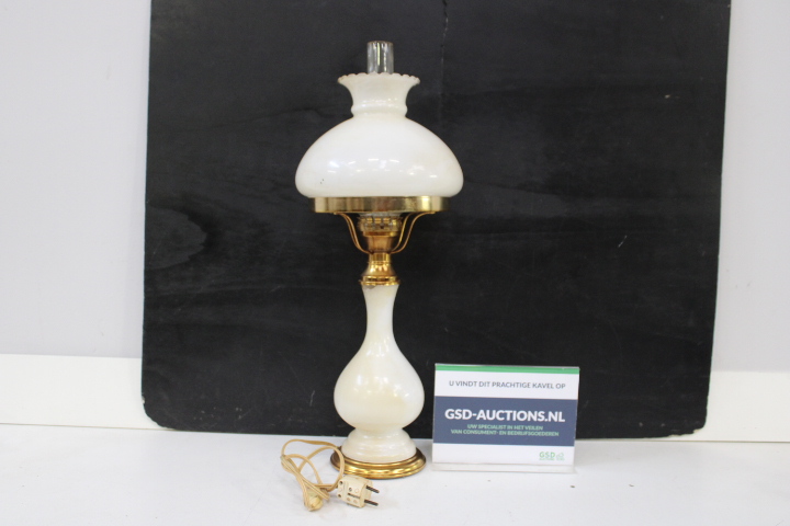 Antieke olielamp met melkglas en messing – foto 4 – kavel bij GSD Auctions, Zoeterwoude