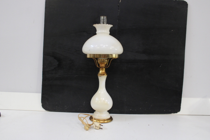 Antieke olielamp met melkglas en messing – foto 5 – kavel bij GSD Auctions, Zoeterwoude