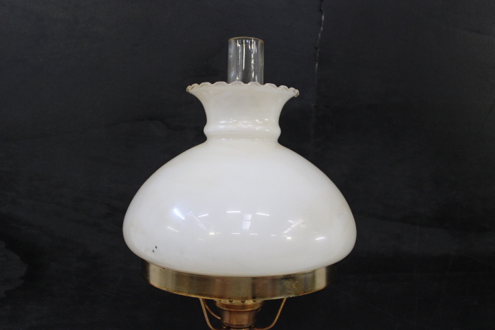 Antieke olielamp met melkglas en messing – foto 6 – kavel bij GSD Auctions, Zoeterwoude