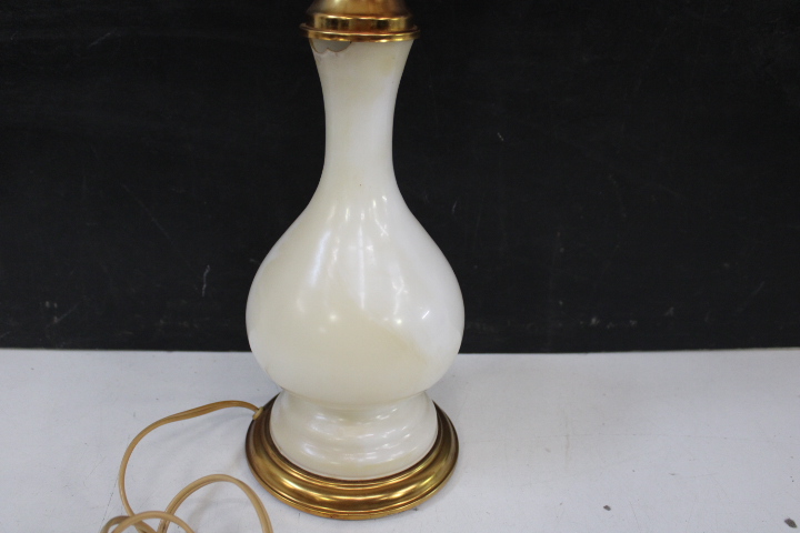 Antieke olielamp met melkglas en messing – foto 7 – kavel bij GSD Auctions, Zoeterwoude