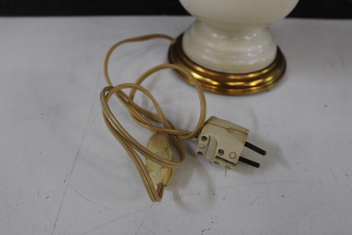 Antieke olielamp met melkglas en messing – foto 8 – kavel bij GSD Auctions, Zoeterwoude