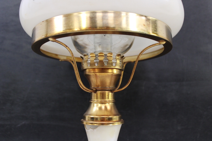 Antieke olielamp met melkglas en messing – foto 9 – kavel bij GSD Auctions, Zoeterwoude