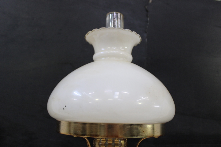 Antieke olielamp met melkglas en messing – foto 10 – kavel bij GSD Auctions, Zoeterwoude