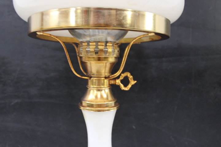 Antieke olielamp met melkglas en messing – foto 11 – kavel bij GSD Auctions, Zoeterwoude