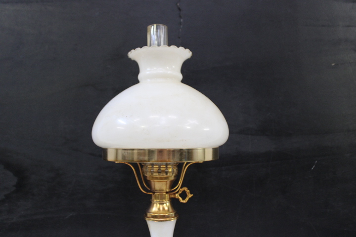 Antieke olielamp met melkglas en messing – foto 12 – kavel bij GSD Auctions, Zoeterwoude
