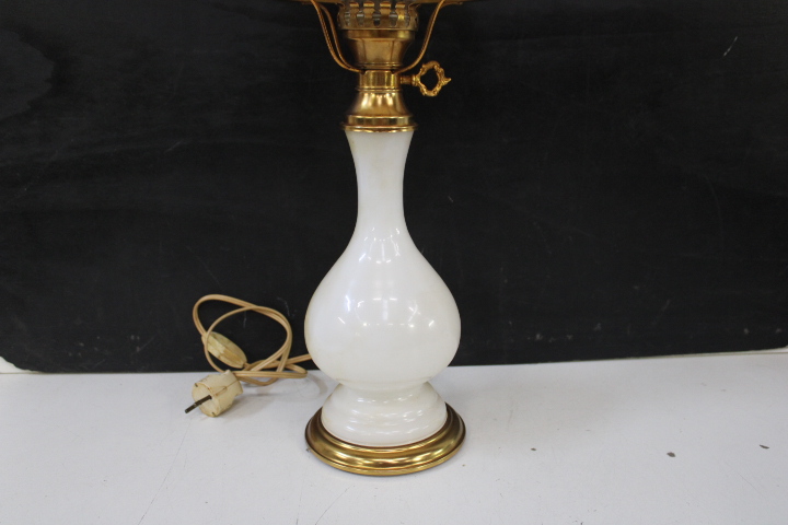 Antieke olielamp met melkglas en messing – foto 13 – kavel bij GSD Auctions, Zoeterwoude