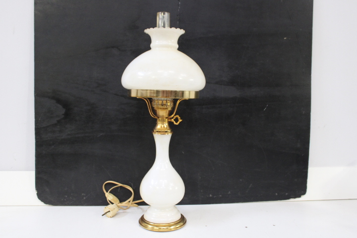 Antieke olielamp met melkglas en messing – foto 14 – kavel bij GSD Auctions, Zoeterwoude