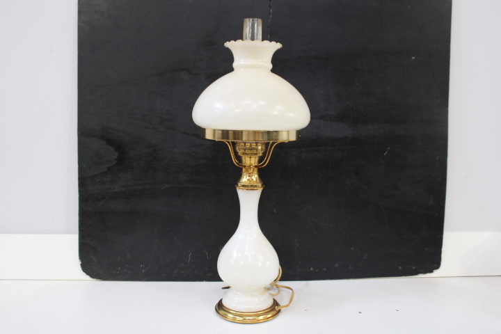 Antieke olielamp met melkglas en messing – foto 15 – kavel bij GSD Auctions, Zoeterwoude