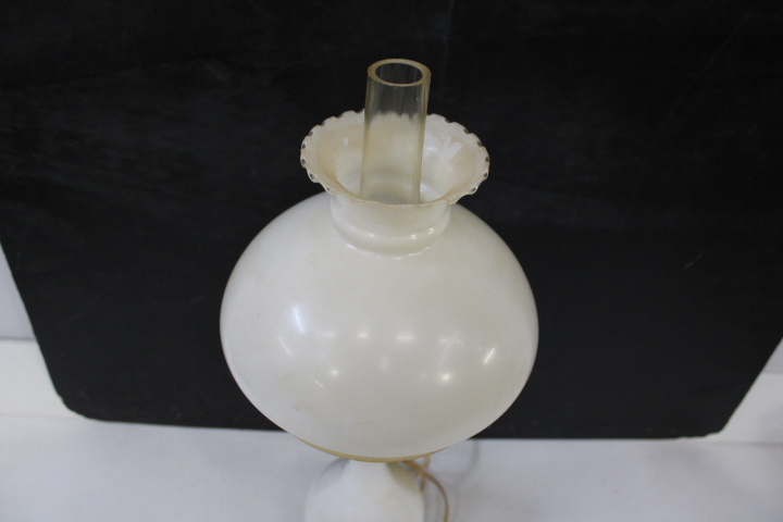 Antieke olielamp met melkglas en messing – foto 16 – kavel bij GSD Auctions, Zoeterwoude