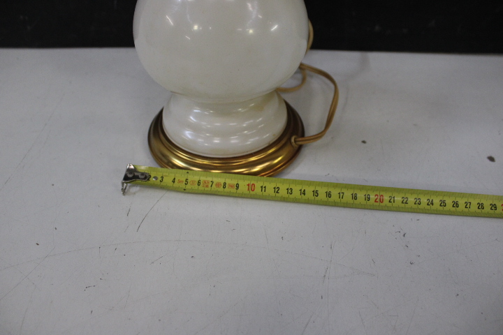 Antieke olielamp met melkglas en messing – foto 17 – kavel bij GSD Auctions, Zoeterwoude